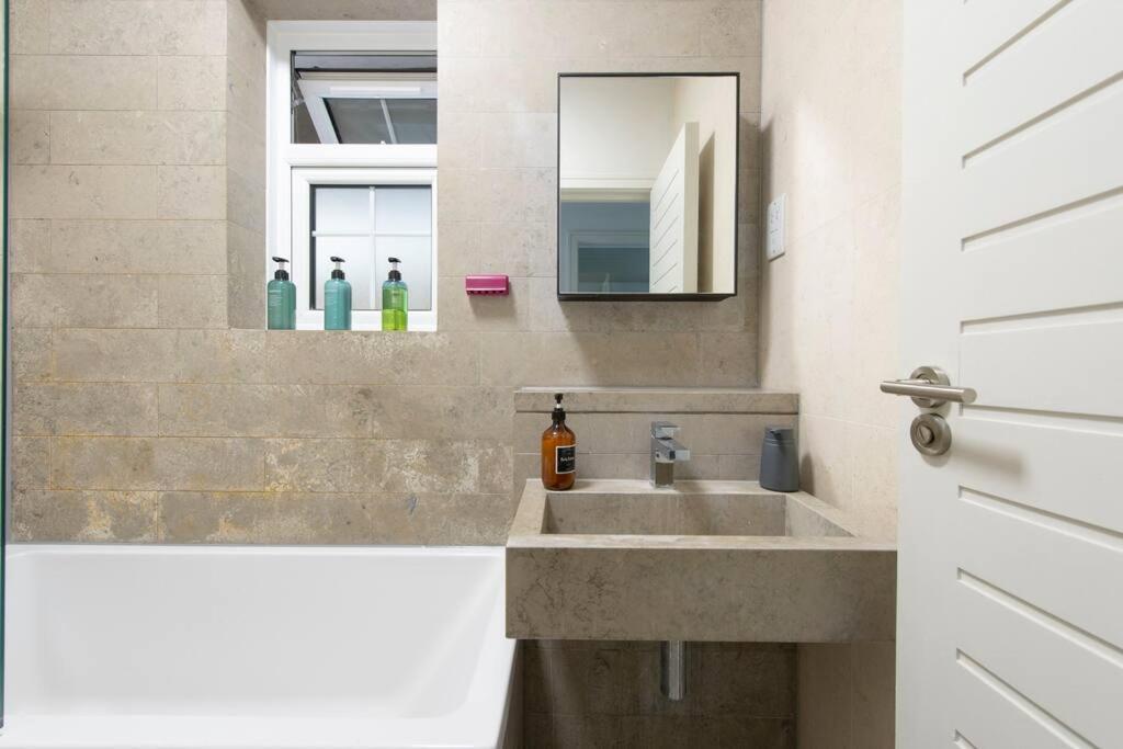 2 Bedroom Modern Urban Sanctuary 1Cc - Cherrydeal London Bagian luar foto